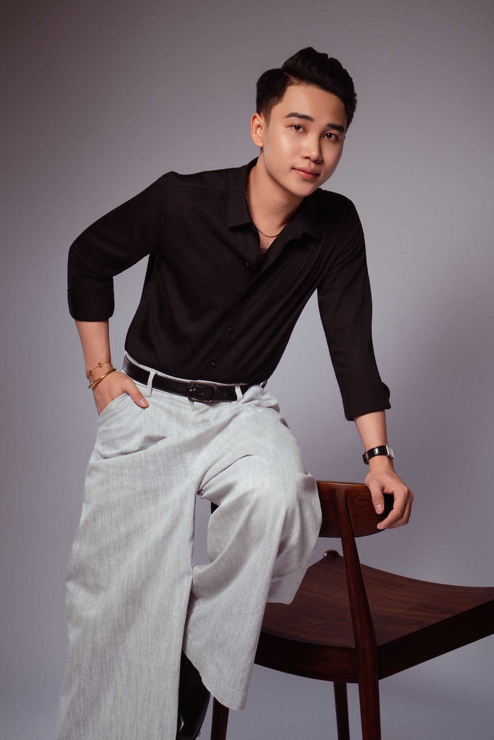 Pleated Wide-Leg Trousers in Light Grey